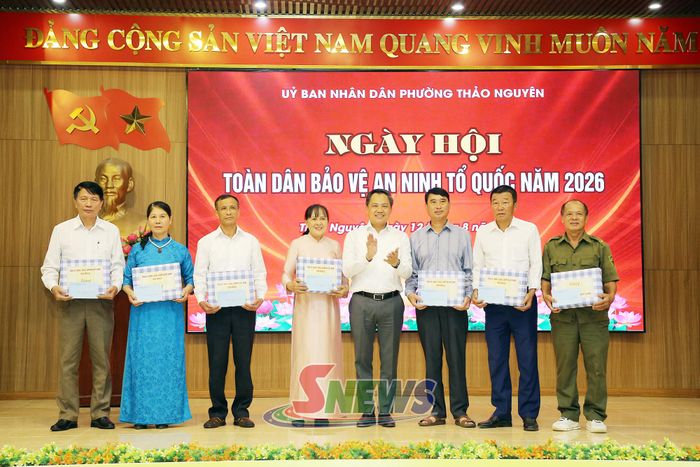Đồng chí Chủ tịch UBND tỉnh tặng quà cho các tập thể, cá nhân điển hình tiên tiến trong phong trào Toàn dân bảo vệ an ninh Tổ quốc.