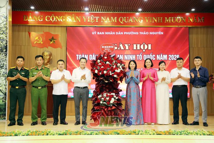 Đồng chí Chủ tịch UBND tỉnh tặng hoa và quà chúc mừng phường Thảo Nguyên.