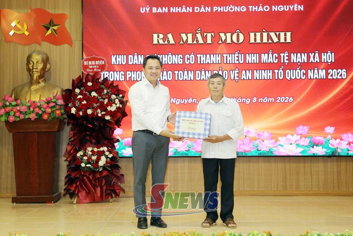 Đồng chí Chủ tịch UBND tỉnh tặng quà mô hình “Khu dân cư không có thanh thiếu nhi mắc tệ nạn xã hội trong phong trào Toàn dân bảo vệ an ninh Tổ quốc” tại tổ dân phố Minh Châu.