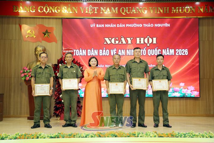 Lãnh đạo UBND phường Thảo Nguyên tặng giấy khen cho các cá nhân.