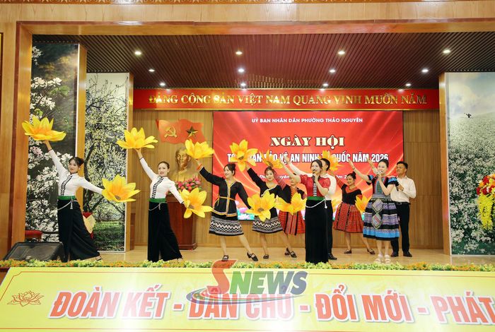 Chương trình văn nghệ tại Ngày hội Toàn dân bảo vệ ANTQ năm 2026 phường Thảo Nguyên.