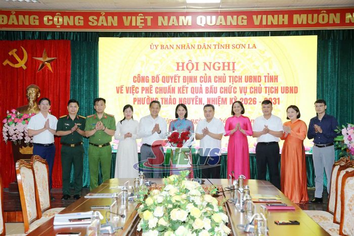 Đồng chí Chủ tịch UBND tỉnh và lãnh đạo phường Thảo Nguyên tặng hoa chúc mừng đồng chí Trần Thị Hương.