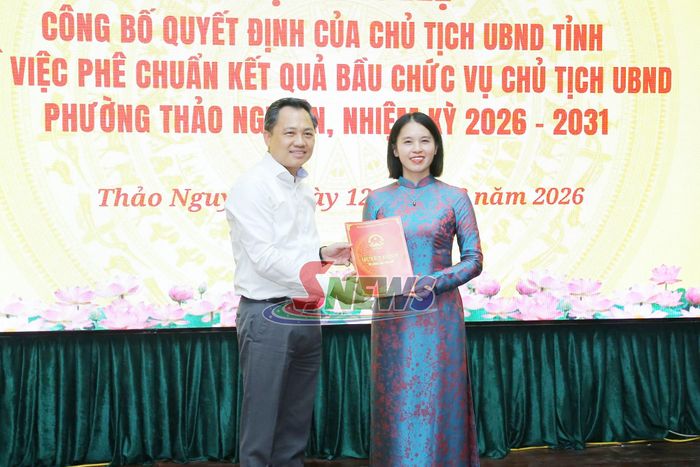 Đồng chí Chủ tịch UBND tỉnh trao Quyết định cho đồng chí Trần Thị Hương.