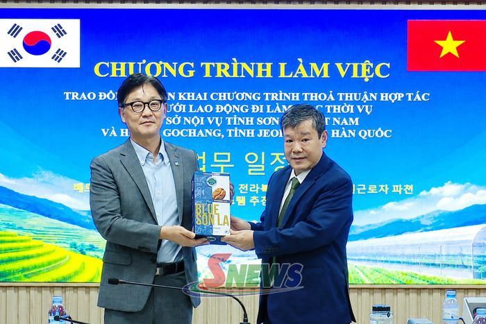 Lãnh đạo Sở Nội vụ tỉnh Sơn La trao tặng sản phẩm đặc trưng của địa phương cho đại diện huyện Gochang, tỉnh Jeollabuk, Hàn Quốc.