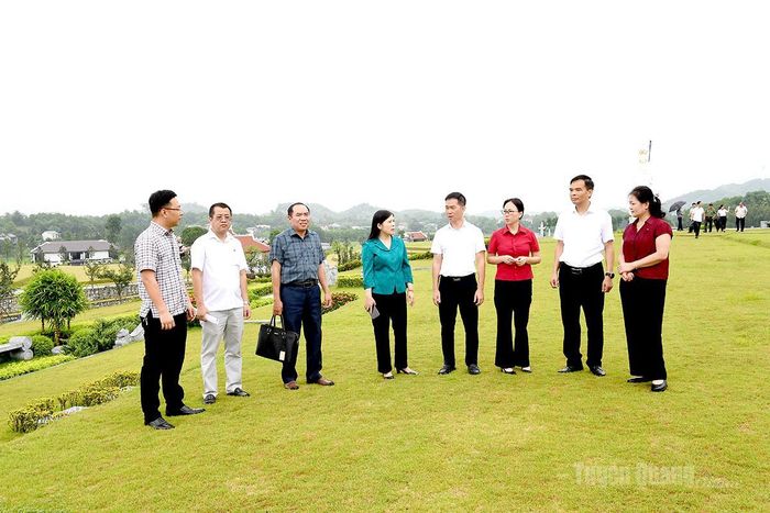 Đoàn giám sát của Thường trực HĐND tỉnh khảo sát thực tế triển khai, thực hiện Dự án Công viên nghĩa trang Thiên đường tại xã Yên Sơn.