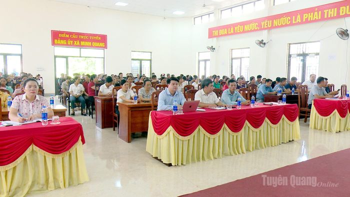 Đại biểu và nhân dân tham gia hội nghị sơ kết chuỗi liên kết tiêu thụ dưa leo.
