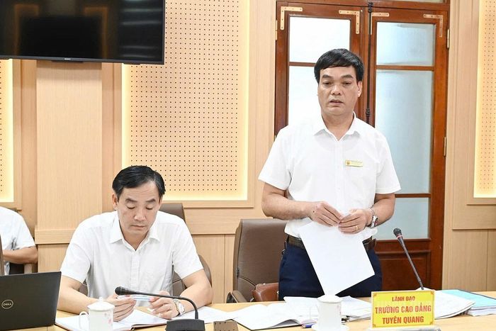 Hiệu trưởng Trường Cao đẳng Tuyên Quang phát biểu tại buổi làm việc.
