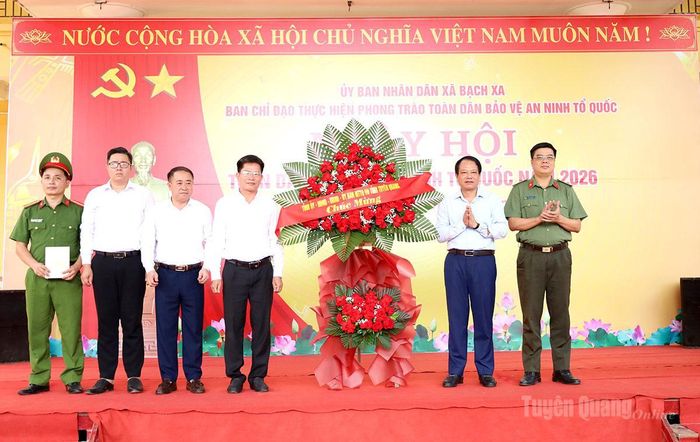Thay mặt lãnh đạo tỉnh, đồng chí Vân Đình Thảo, Ủy viên Ban Thường vụ Tỉnh ủy, Trưởng Ban Quản lý các khu công nghiệp và khu kinh tế tỉnh tặng hoa chúc mừng xã Bạch Xa.