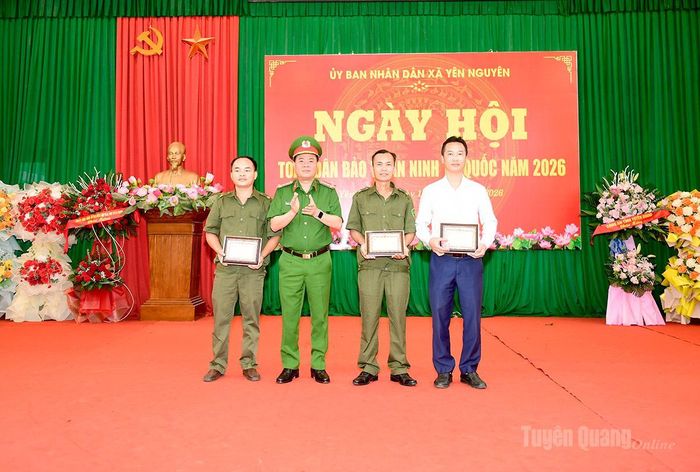 Lãnh đạo Công an tỉnh trao Kỷ niệm chương Bảo vệ an ninh Tổ quốc cho của Bộ trưởng Bộ Công an cho các cá nhân xã Yên Nguyên.