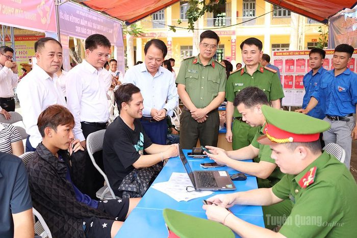 Các đại biểu tham quan gian hàng chuyển đổi số, hỗ trợ người dân tiếp cận, sử dụng các tiện ích số.