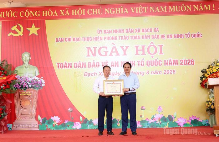 Thừa ủy quyền của Bộ Công an, đồng chí Vân Đình Thảo, Ủy viên Ban Thường vụ Tỉnh ủy, Trưởng Ban Quản lý các khu công nghiệp và khu kinh tế tỉnh trao Bằng khen cho cá nhân có thành tích xuất sắc trong phong trào Toàn dân bảo vệ an ninh Tổ quốc tại xã Bạch Xa.