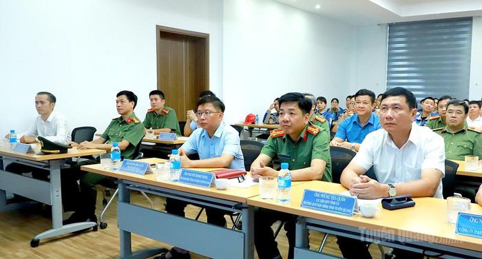 Đồng chí Phùng Tiến Quân, Ủy viên Ban Thường vụ Tỉnh ủy, Trưởng Ban Nội chính Tỉnh ủy dự Ngày hội toàn dân bảo vệ an ninh Tổ quốc năm 2026 tại Công ty TNHH Gang thép Tuyên Quang.