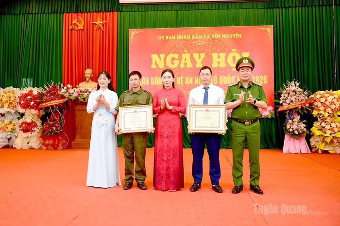 Đồng chí Nông Thị Bích Huệ, Ủy viên Ban Thường vụ Tỉnh ủy, Phó Bí thư Thường trực chuyên trách Đảng uỷ UBND tỉnh trao Bằng khen của Chủ tịch UBND tỉnh cho Đảng bộ và Nhân dân xã Yên Nguyên.