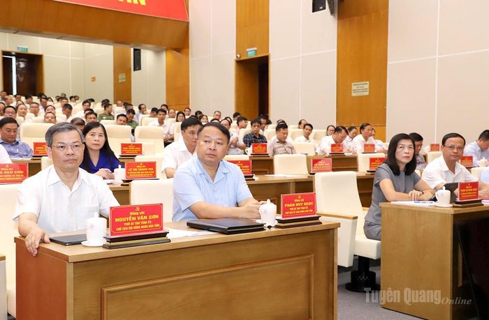 Các đồng chí Thường trực Tỉnh ủy, Ủy viên Ban Thường vụ Tỉnh ủy dự buổi gặp mặt.