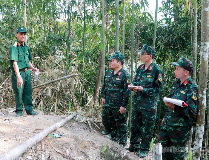Cựu chiến binh cung cấp thông tin cho lực lượng chức năng tại điểm cao 772, xã Thanh Thủy.