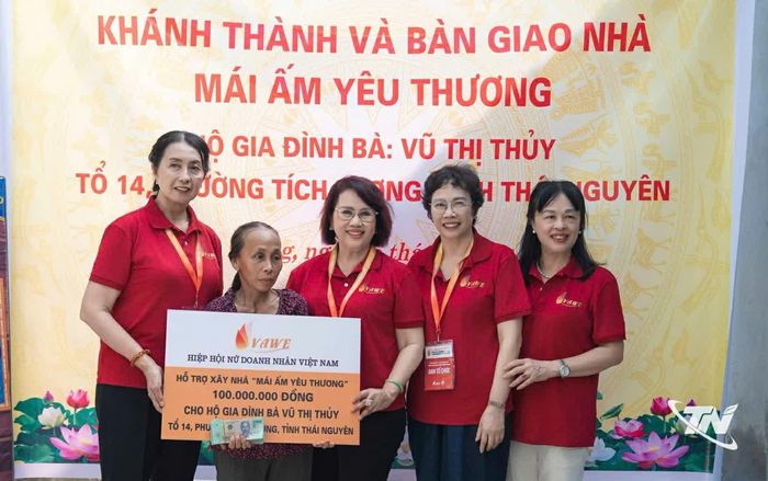 Bà Vũ Thị Thuý, tổ 14, phường Tích Lương nhận 100 triệu đồng do đoàn công tác của Hiệp hội Nữ doanh nhân Việt Nam trao tặng.
