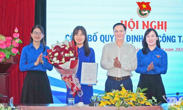Lãnh đạo Ủy ban MTTQ Việt Nam tỉnh và Tỉnh đoàn trao quyết định và tặng hoa cho tân Phó Bí thư Tỉnh đoàn.