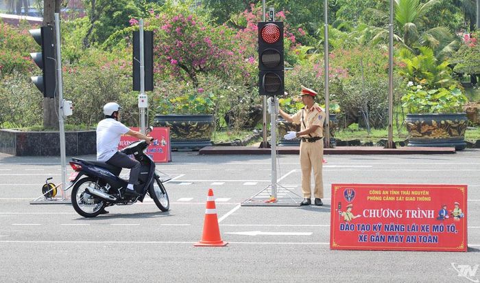 Cán bộ, giảng viên thực hành kỹ năng điều khiển xe mô tô trên sa hình với các tình huống thực tế.