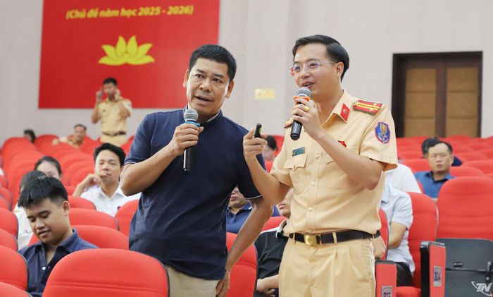 Cán bộ Cảnh sát Giao thông đặt câu hỏi giao lưu với cán bộ, giảng viên Đại học Thái Nguyên.
