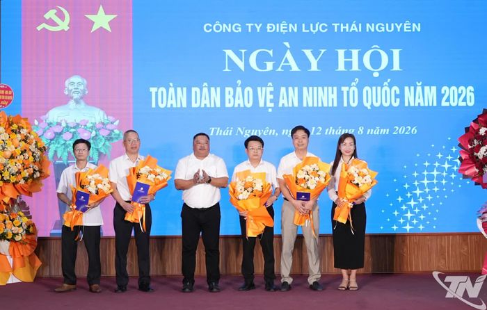 Lãnh đạo Công ty Điện lực tặng hoa khen thưởng cho các đơn vị đạt thành tích xuất sắc trong xây dựng phong trào Toàn dân bảo vệ an ninh Tổ quốc.