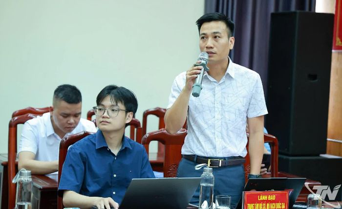 Đại diện Trung tâm Mã số, mã vạch quốc gia giới thiệu demo của mã nhận diện thí điểm.