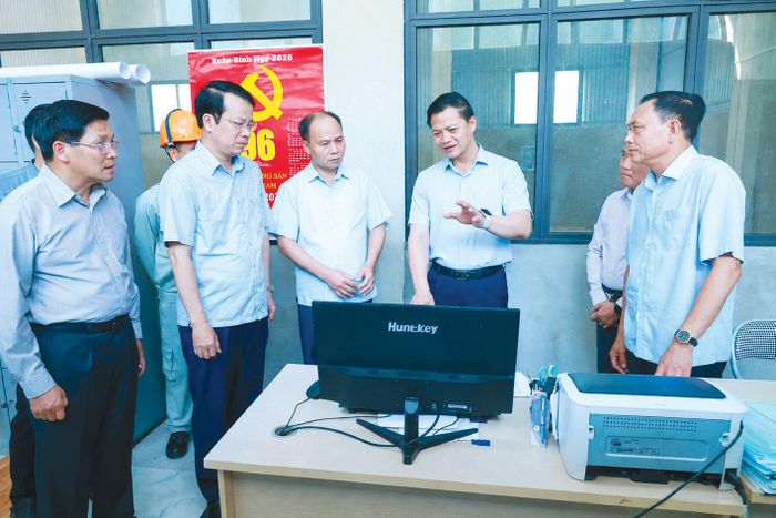 Đồng chí Chủ tịch UBND tỉnh Vương Quốc Tuấn khảo sát thực tế tại Trung tâm điều hành Nhà máy Thủy điện Khuổi Thốc, xã Phong Quang.