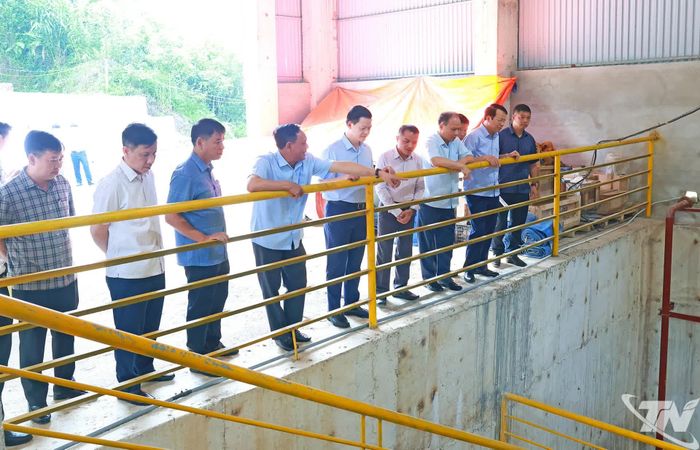 Đồng chí Chủ tịch UBND tỉnh Vương Quốc Tuấn cùng đoàn công tác khảo sát các tổ máy phát điện của Nhà máy Thủy điện Khuổi Thốc.