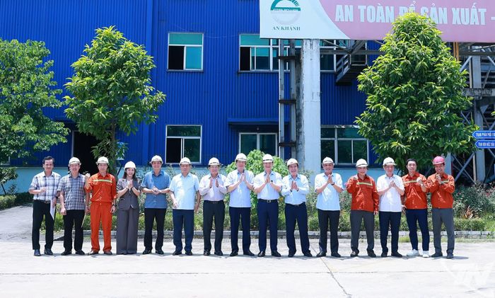 Đồng chí Chủ tịch UBND tỉnh Vương Quốc Tuấn và Đoàn công tác chụp ảnh lưu niệm tại Trung tâm điều hành và sản xuất điện Công ty cổ phần Nhiệt điện An Khánh.