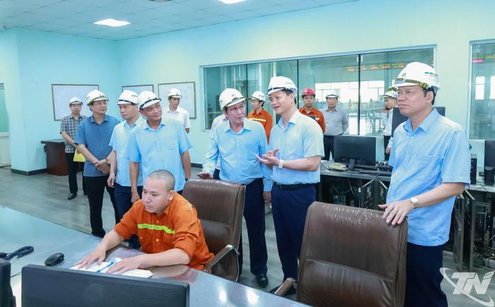 Đồng chí Chủ tịch UBND tỉnh Vương Quốc Tuấn khảo sát thực tế tại Công ty cổ phần Nhiệt điện An Khánh.