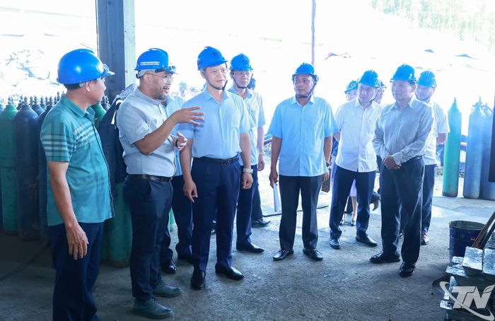Đồng chí Chủ tịch UBND tỉnh kiểm tra Dự án Nhà máy sản xuất kim loại màu chì - kẽm của Công ty TNHH TMDV Hoàng Nam tại thôn Cốc Thử, xã Chợ Đồn.