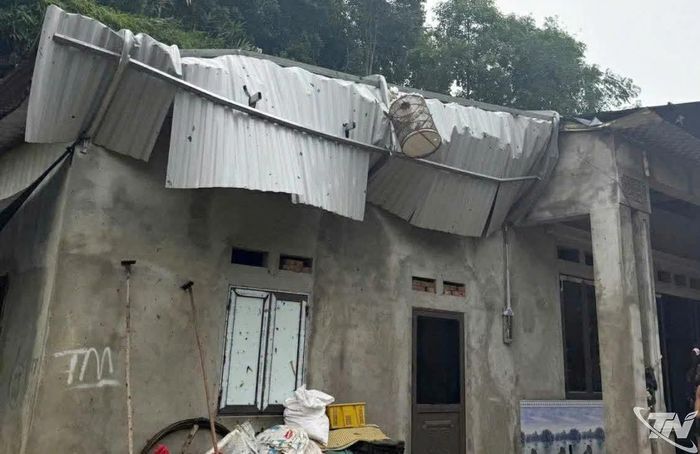 Ngôi nhà bị hư hỏng mái do dông lốc.
