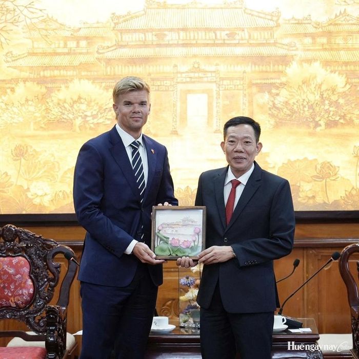 Phó Chủ tịch UBND thành phố Hà Văn Tuấn tặng quà lưu niệm cho ông Lasse Pedersen Hjortshøj.