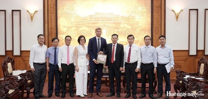 Hai bên thống nhất tiếp tục duy trì trao đổi, tăng cường kết nối và thúc đẩy các hoạt động hợp tác thiết thực.