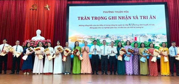 Tặng hoa tri ân các cán bộ quản lý giáo dục không tiếp tục tham gia quản lý sau sắp xếp 