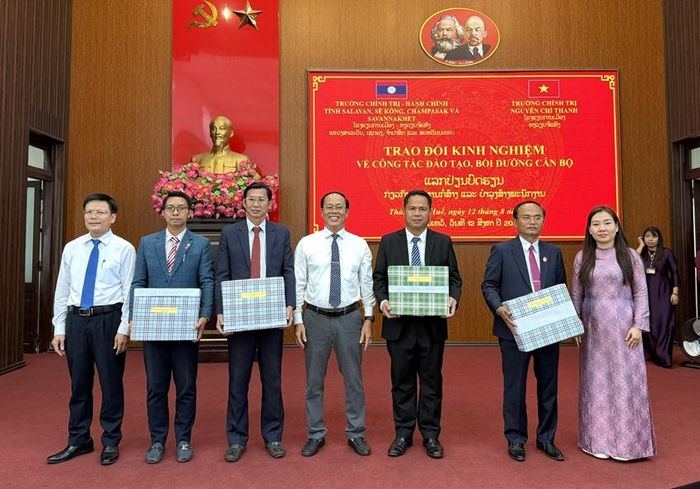 Lãnh đạo Trường Chính trị Nguyễn Chí Thanh trao quà đến lãnh đạo 4 trường thuộc Nam Trung Lào. 