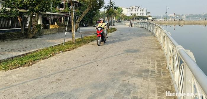 Tình trạng xe máy đi vào tuyến đường đi bộ ven sông Như Ý vẫn xảy ra.