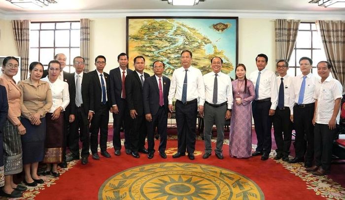 Đồng chí Phạm Đức Tiến chụp ảnh lưu niệm với các đồng chí lãnh đạo, cán bộ các Trường Chính trị - Hành chính 4 tỉnh Nam - Trung Lào đến thăm và trao đổi kinh nghiệm tại thành phố Huế. 