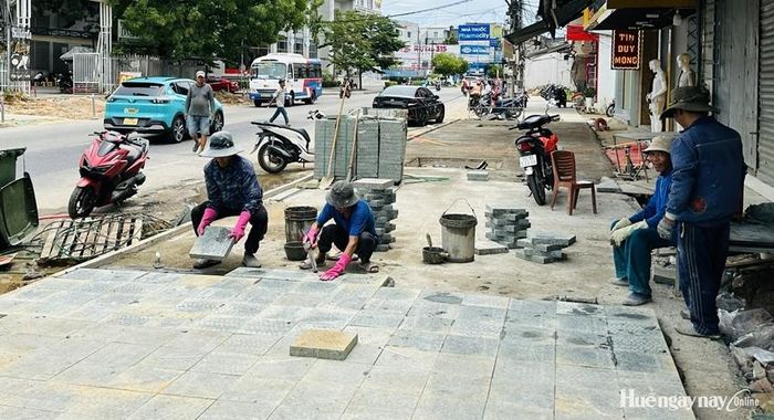 Nhiều đoạn trên đường Bà Triệu đã được lát đá vỉa hè, bó vỉa.