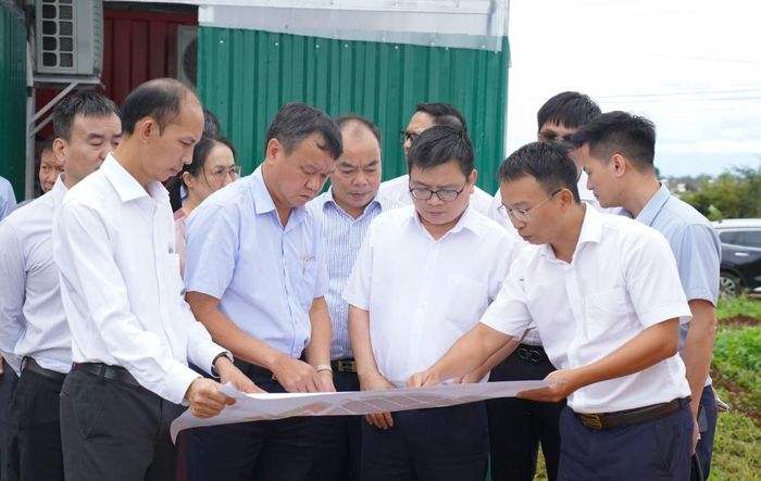 Đoàn công tác kiểm tra thực địa tiến độ triển khai xây dựng Dự án Đầu tư xây dựng và kinh doanh kết cấu hạ tầng Khu công nghiệp Phú Xuân. Ảnh: daklak.gov.vn