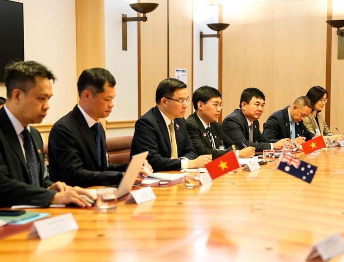 Tại Kỳ họp, hai bên thống nhất cần duy trì và củng cố hơn nữa chuỗi cung ứng ổn định, đặc biệt đối với các mặt hàng than, dầu thô và LNG - những nguyên liệu quan trọng phục vụ an ninh năng lượng của mỗi nước (Ảnh: Vụ Phát triển thị trường nước ngoài)
