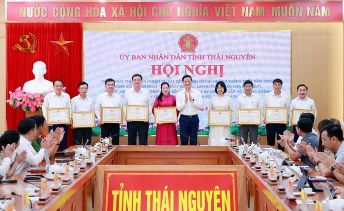 Chủ tịch UBND tỉnh Vương Quốc Tuấn tặng Bằng khen cho các tập thể có thành tích xuất sắc trong thực hiện Chiến dịch “100 ngày số hóa, làm sạch, chuẩn hóa dữ liệu” (Ảnh: thainguyen.gov.vn)