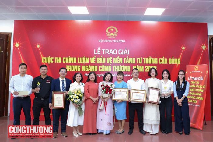 Các đại biểu Tạp chí Công Thương chụp hình lưu niệm tại buổi lễ