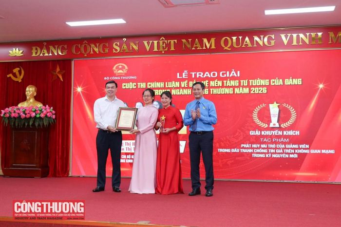 Ban Tổ chức trao giải cho tác giả đoạt giải Khuyến khích