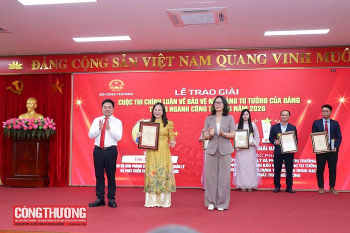 Ban Tổ chức trao giải cho tác giả đoạt giải Ba Cuộc thi