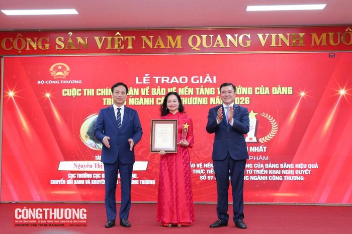 Ban Tổ chức trao giải cho tác giả đoạt giải Nhất Cuộc thi