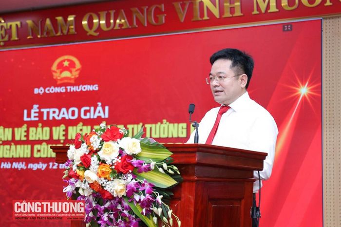 Tổng Biên tập Báo Công Thương Nguyễn Văn Minh, Ủy viên Ban chấp hành Đảng bộ Bộ Công Thương, Phó Trưởng ban Tổ chức cuộc thi phát biểu tại buổi lễ