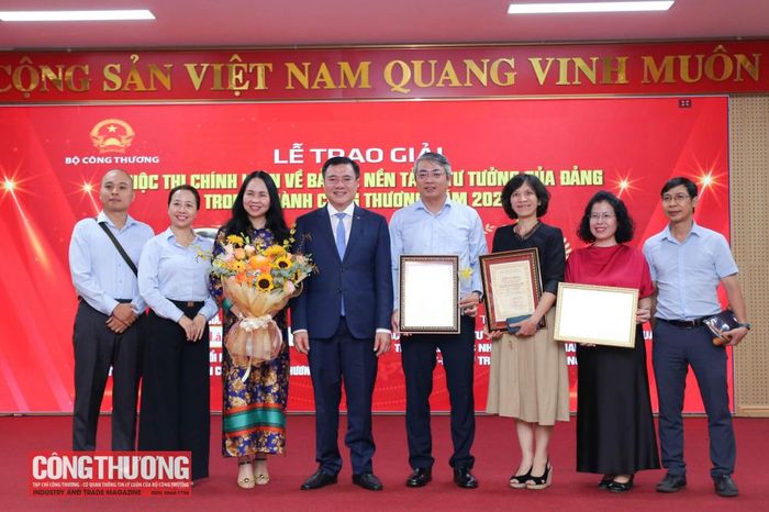 Các đại biểu chụp hình lưu niệm tại buổi lễ