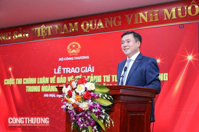 Thứ trưởng Bộ Công Thương Nguyễn Sinh Nhật Tân, Phó Trưởng Ban Chỉ đạo, Trưởng Ban Tổ chức Cuộc thi phát biểu tại buổi lễ