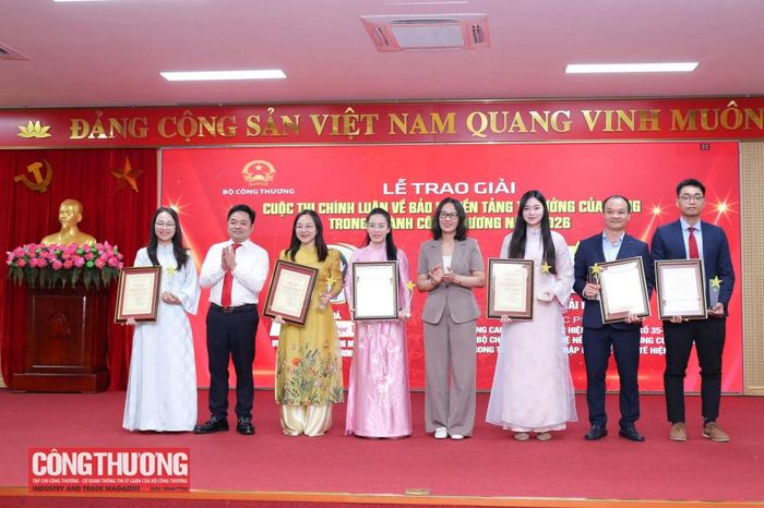 Ban Tổ chức trao giải cho tác giả/nhóm tác giả đoạt giải Ba Cuộc thi