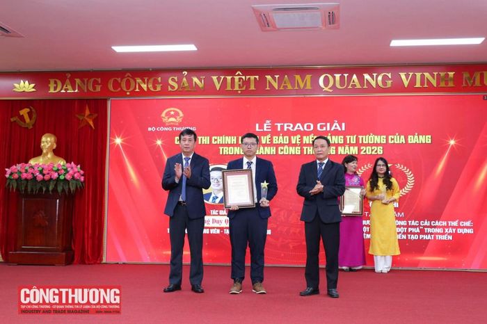 Ban Tổ chức trao giải cho tác giả đoạt giải Nhì Cuộc thi